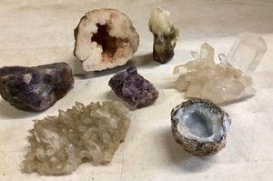 lot 221 image: Group of Crystals Clusters Geodes etc