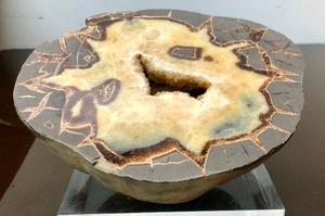 lot 276 image: LARGE Septarian Geode