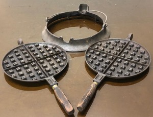 lot 297 image: Early Antique Cast Iron WAGNER Waffle Maker
