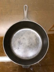 lot 341 image: Very Nice Old WAGNER Cast Iron No. 8 Deep Skillet
