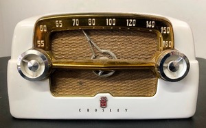 lot 365 image: Vintage Mid Century CROSLEY White Radio