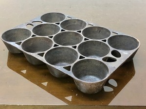 lot 376 image: Vintage Cast Iron GRISWOLD No. 10 Muffin Pan