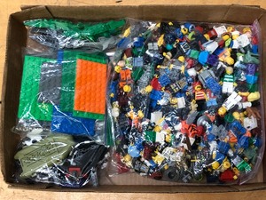 lot 442 image: Large Lot of LEGO Mini Figs etc