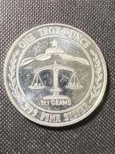 1 TROY OZ .999 FINE SILVER PARLIAMENT SHIELD ROUND