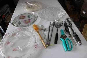 lot 3 image: Assorted Kitchen and Cooking Items Lot