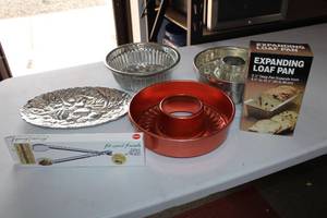lot 10 image: Assorted Baking Pans and Accessories Lot