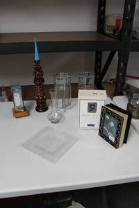 lot 12 image: Decorative Glassware and Collectibles Lot