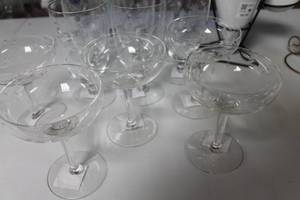lot 18 image: Lot of Mixed Glassware and Decorative Items