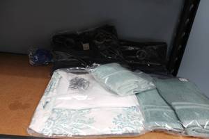 lot 37 image: Lot of Bathroom Linens and Accessories
