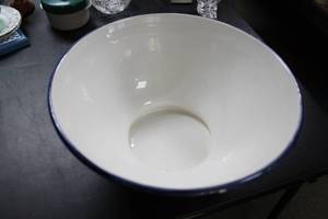 lot 109 image: Assorted Household Items Lot