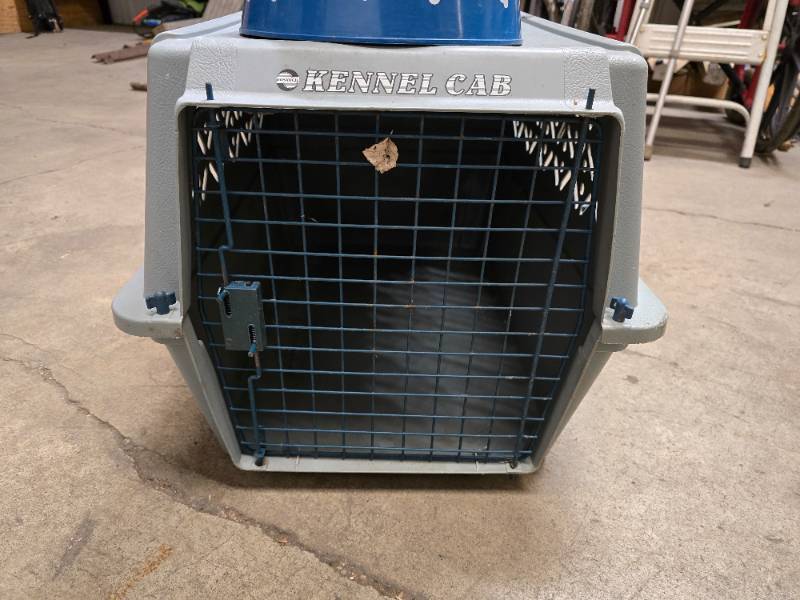 lot 32 image: small portable kennel and dog bowl