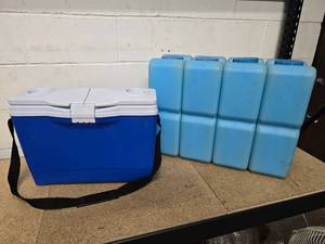 lot 27 image: Rubbermaid Slim Cooler with shoulder strap and 4 stackable Water Bricks
