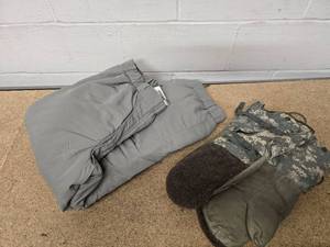 lot 40 image: ACU Extreme Cold Weather trousers size X-small regular (excellent condition) & a pair of Extreme Cold Weather Mittens ACU (excellent condition