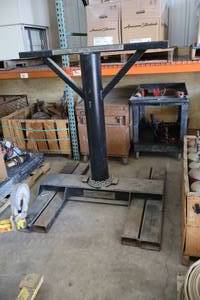 lot 798 image: Rotating Fork Lift Pipe Lifter