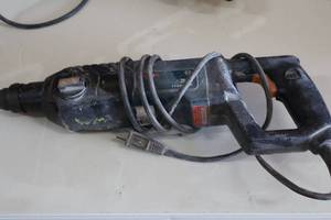 lot 845 image: Bosch Bulldog Roto-Hammer Hammer Drill 11224VSR