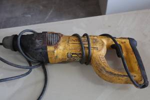 lot 846 image: DeWalt 1 SDS Rotary Hammer D25201