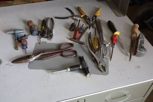 lot 859 image: Lot of (25) Assorted Hand Tools - Snips, Pliers, Saws, Wrenches, Screwdrivers