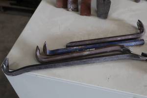 lot 866 image: Lot of (4) Pry Bars