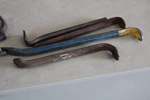 lot 867 image: Lot of (4) Pry Bars