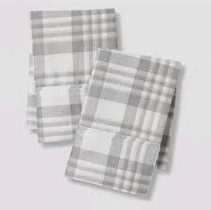 lot 85 image: Threshold King 400 Thread Count Performance Printed Pillowcase Plaid Twill Gray