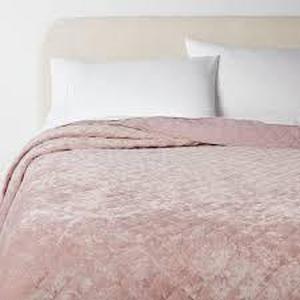 lot 86 image: Luxe Diamond Stitch Velvet Quilt - Threshold-Mauve-FullQueen