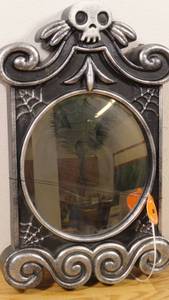 lot 324 image: Animated Faded Skeleton in Frame Halloween Decorative Prop - Hyde & EEK