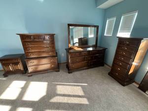 lot 24 image: Ethan Allen Bedroom Furniture Set