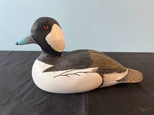 lot 57 image: Hand-Painted Bufflehead Duck FigurineDecoy by Harold Roak