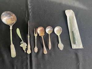lot 164 image: Lot of Vintage Silver-Plate Accessories - Knives, Spoons, Fork