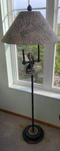 lot 5 image: Tropical Themed Floor Lamp with Detailed Parrot Figure