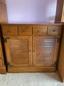 lot 16 image: Wooden Storage Cabinet with Drawers and Shelves