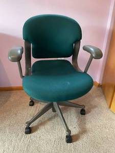 lot 66 image: Green Fabric Office Chair with Adjustable Armrests