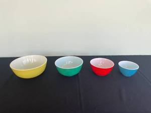 lot 119 image: Vintage Pyrex Primary Colors Mixing Bowl Set of 4