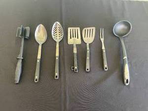 lot 125 image: Lot of 7 Assorted Kitchen Utensils