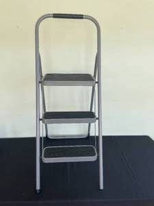 lot 129 image: 3-Step Folding Ladder with Non-Slip Steps