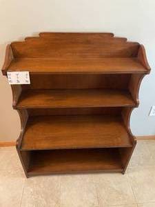 lot 131 image: Wooden Shelf Unit with Unique Scalloped Edges