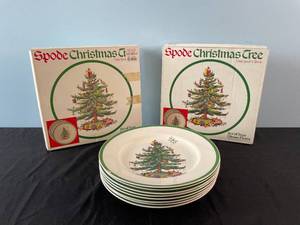 lot 172 image: Spode Christmas Tree Dinner Plates - Sets and Loose Plates