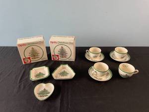 lot 173 image: Spode Christmas Tree China Set with Decorative Dishes
