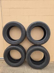 lot 2 image: Set of 4 Dunlop SP Sport 5000 Tires P22555ZR16