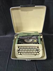 lot 25 image: Vintage Royal Manual Typewriter with Carrying Case