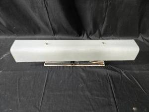lot 30 image: Vintage Wall-Mounted Bathroom Light Fixture