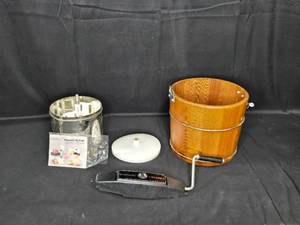 lot 73 image: Vintage Sterling 5 Quart Ice Cream Freezer