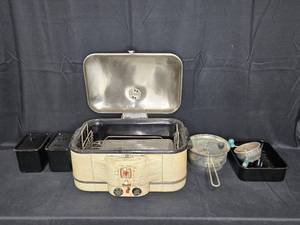 lot 104 image: Vintage Nesco Electric Roaster with Accessories