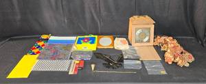 lot 175 image: Variety Lot of Decorative Items, Gift Bags, and Vintage Clock