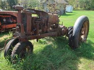 lot 13 image: FARMALL TRACTOR