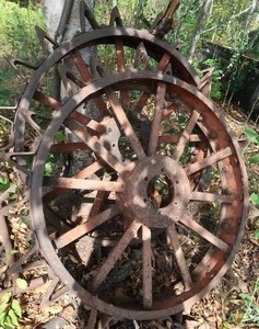 lot 16 image: VINTAGE  STEEL TRACTOR WHEELS