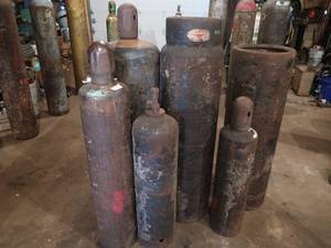 lot 27 image: ACETYLENE TANKS