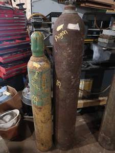 lot 33 image: ARGON TANKS