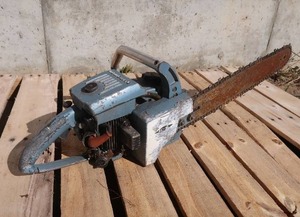 lot 47 image: VINTAGE HOMELITE CHAIN SAW