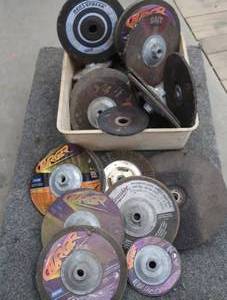 lot 91 image: LOT OF ASSORTED SAW  GRINDING BLADES